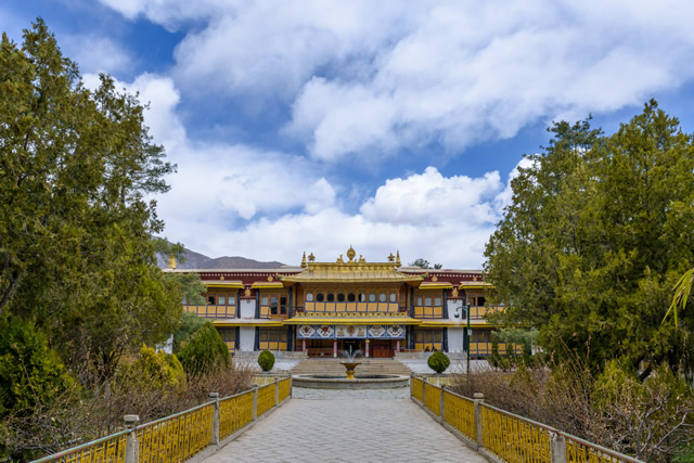 拉萨夏季旅游景点排行榜前十 拉萨十大夏季避暑旅游景点 拉萨夏季旅游去哪里好